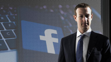 Facebook-Chef Mark Zuckerberg, im Hintergrund ein Smartphone mit dem Facebook-Logo