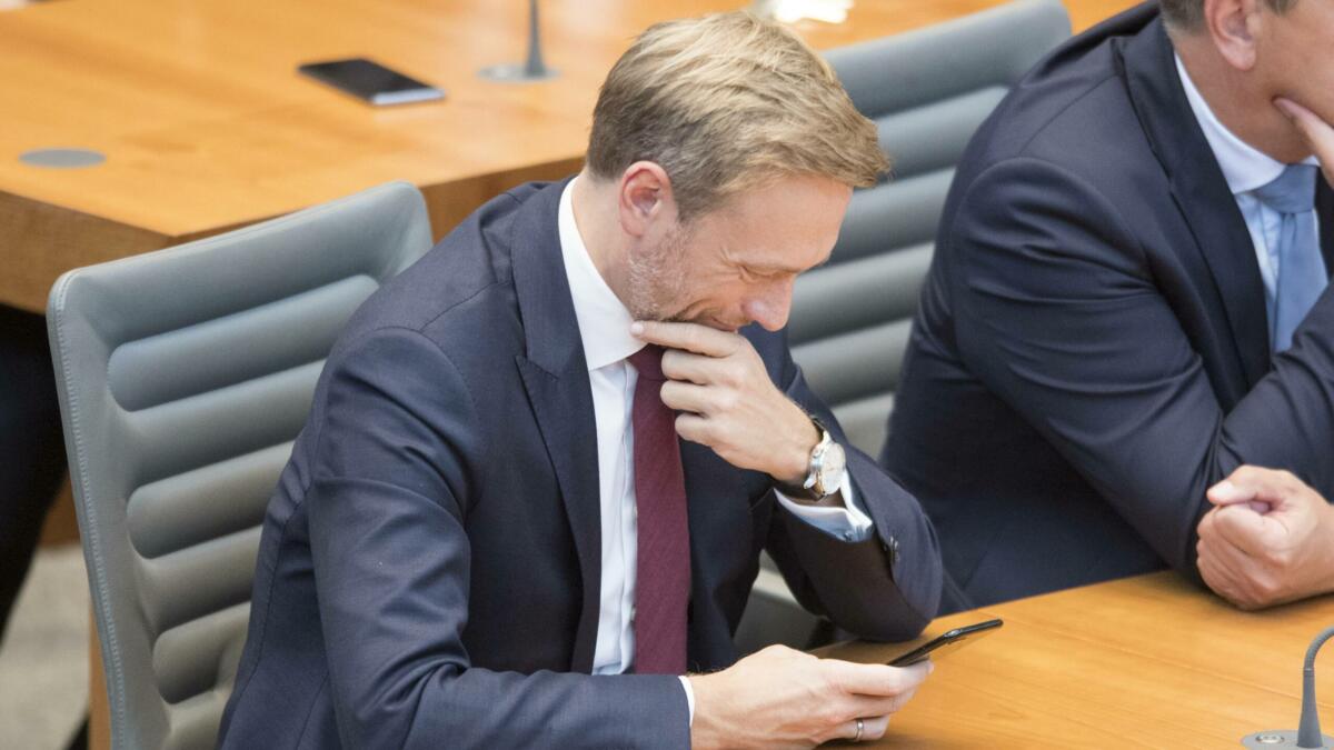 Christian Linder guckt auf sein Handy