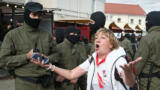 Eine Frau demonstriert gegen Alexander Lukaschenko in Belarus