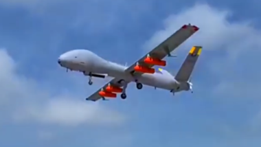 Zu sehen ist eine startende Drohne mit jeweils zwei Rettungsinseln unter den Flügeln.
