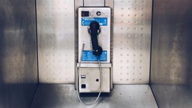 Öffentliches Telefon in Metallbox