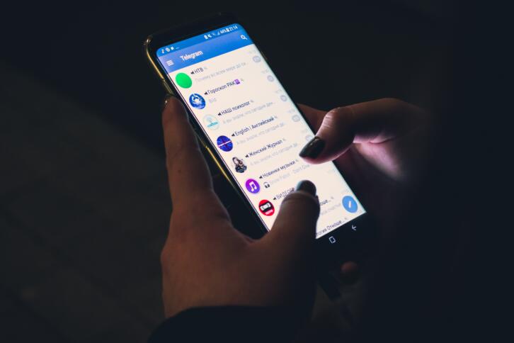 Bildschirm von Smartphone mit geöffneter Telegram App.