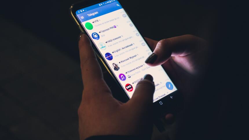 Bildschirm von Smartphone mit geöffneter Telegram App.