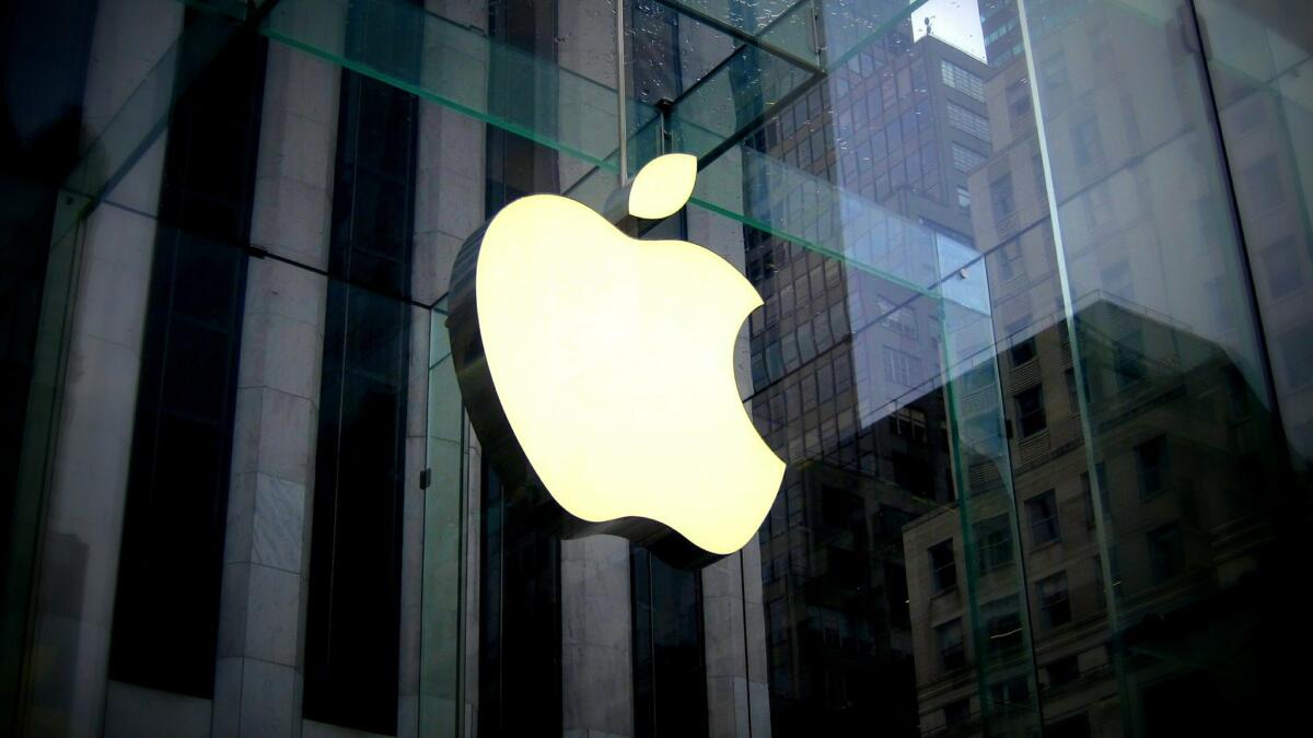Apple-Logo auf einer Glas-Fassade