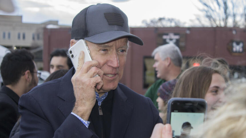 Biden mit Handy