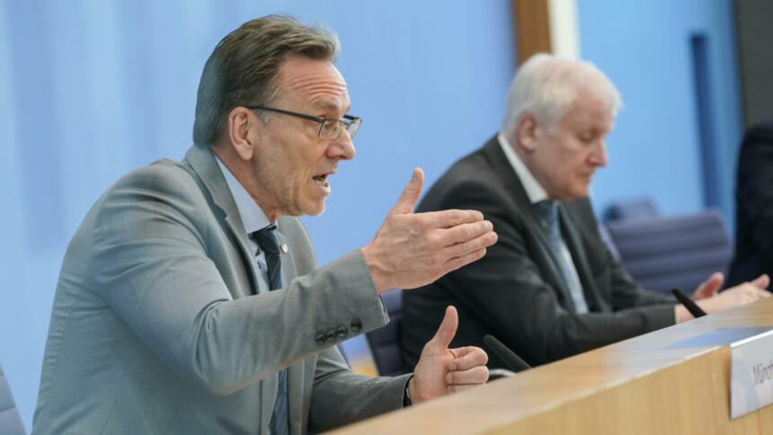 BKA-Präsident Holger Münch und Innenminister Horst Seehofer bei der Bundespressekonferenz. Münch spricht und gestikuliert.