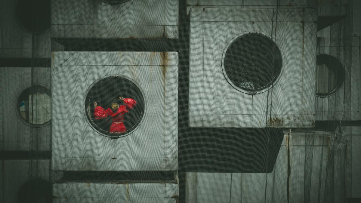 Große dystopische Waschmaschine mit Person drin