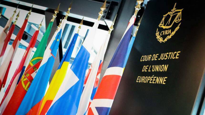 Landesflaggen und Schild des Europäischen Gerichtshofs