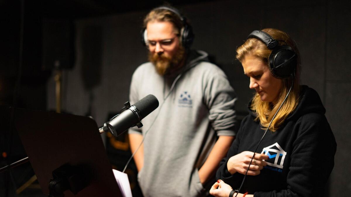 Im Studio vor Mikrofon