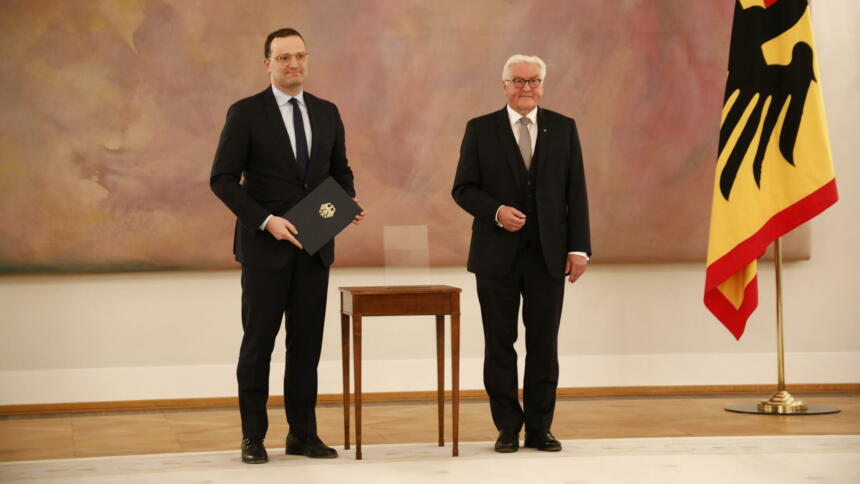 Jens Spahn steht mit seiner Entlassungsurkunde neben Bundespräsident Frank-Walter Steinmeier.
