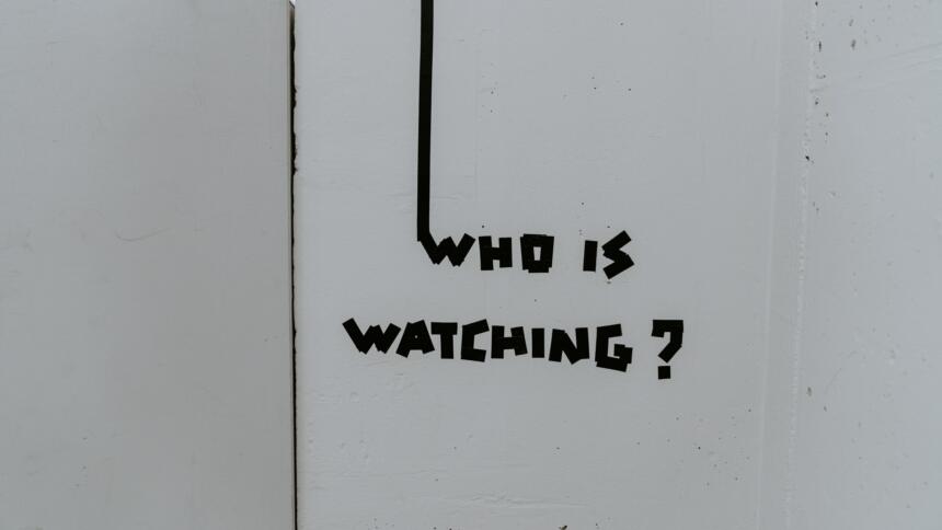 Foto mit Text "Who ist watching?"
