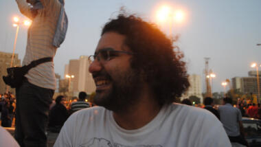 Alaa Abd el-Fattah, hinter ihm Demonstrierende