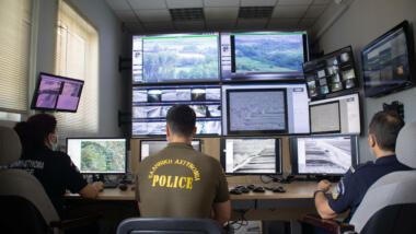 Griechische Sicherheitsbehörden überwachen die türkische Grenze über Monitore aus dem Kontrollraum in Nea Vyssa.