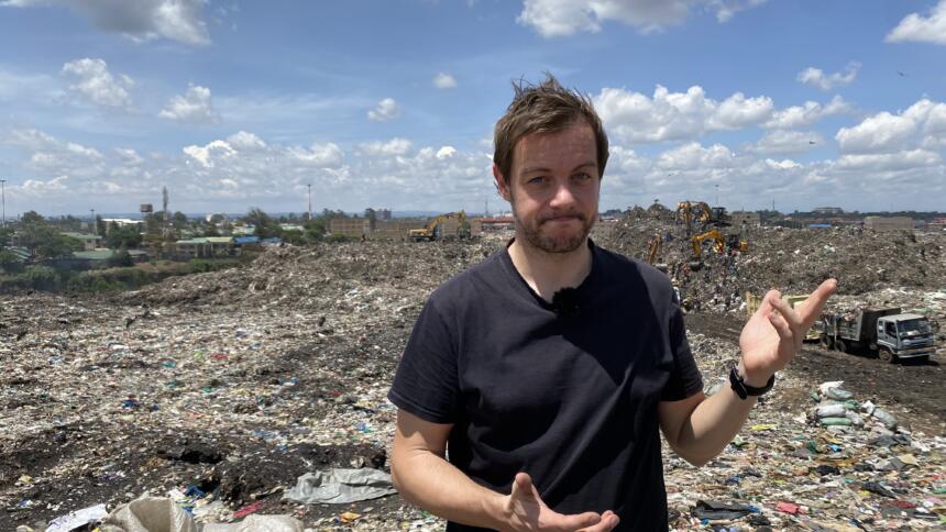 Christian Salewski steht vor einem Recyclinghof