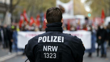 Polizist vor einer Demo
