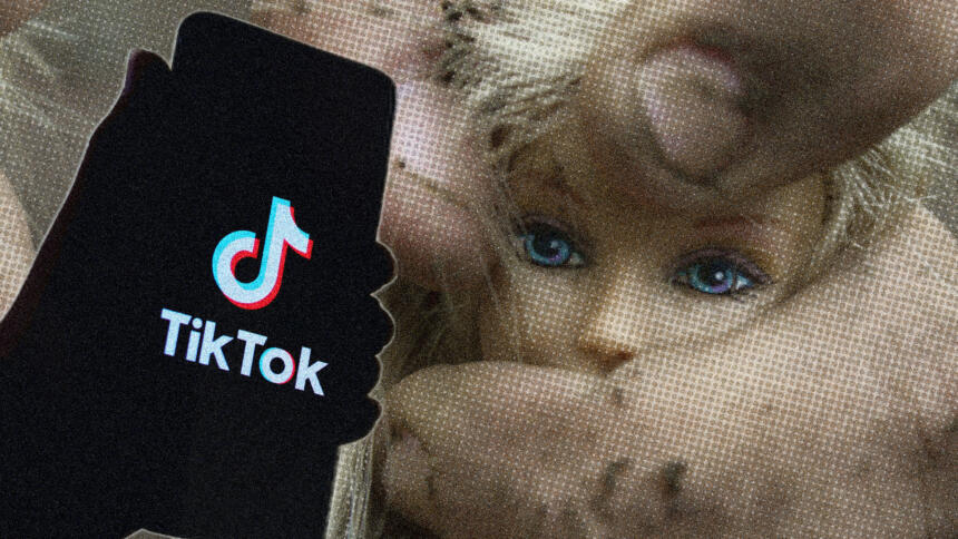 Eine Hand umfasst den Kopf einer Puppe. Eine andere Hand zeigt ein Smartphone mit dem TikTok-Logo