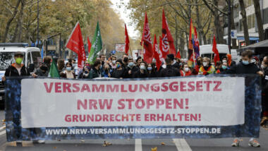 Demonstration mit Banner: "Versammlungsgesetz NRW stoppen! Grundrechte erhalten!"