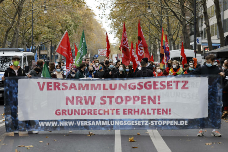 Demonstration mit Banner: "Versammlungsgesetz NRW stoppen! Grundrechte erhalten!"