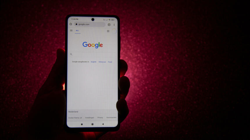 Ein Bild eines Handy, dass die Google-Suche geöffnet hat.