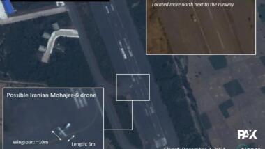 Das Foto zeigt eine Satellitenaufnahme eines Rollfeldes, die an zwei Stellen hervorgehoben und erläutert ist, dort werden eine Bodenstation und eine Drohne benannt. 