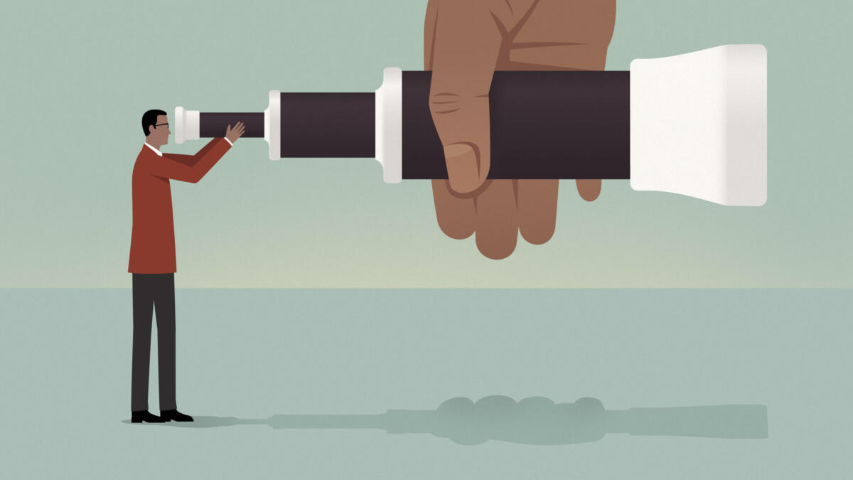 Illustration: Hand hält ein großes Teleskop