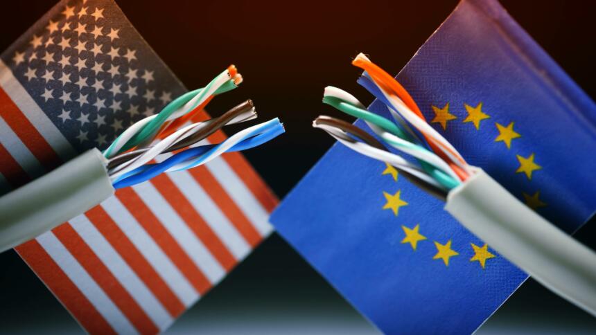 Ein durchgeschnittenes Internet-Kabel mit losen Enden. Hinter dem linken Teil eine US-Flagge, hinter dem rechten eine EU-Flagge