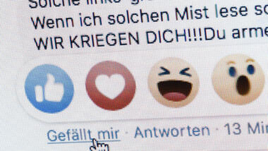 Ein fiktives Hassposting im Facebook-Stil. Enthält "Wir kriegen dich!", der Cursor zeigt auf "Gefällt mir"