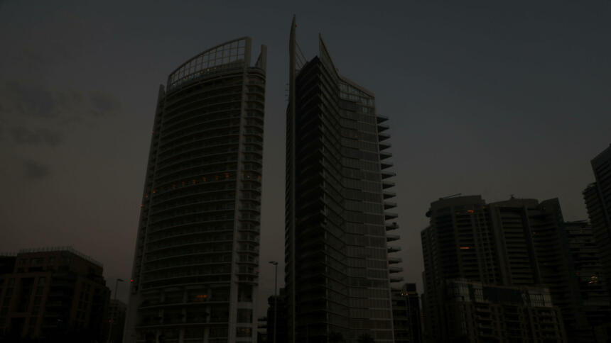 Bild von Hochhäusern in der Nacht ohne jegliche Beleuchtung.