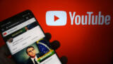 Ein Foto eines Handy auf dem der brasilianische Präsident Jair Bolsonaro in einem YouTube Video zu sehen ist.