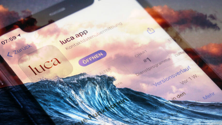 Luca-App auf einem Smartphone, im Hintergrund eine Welle