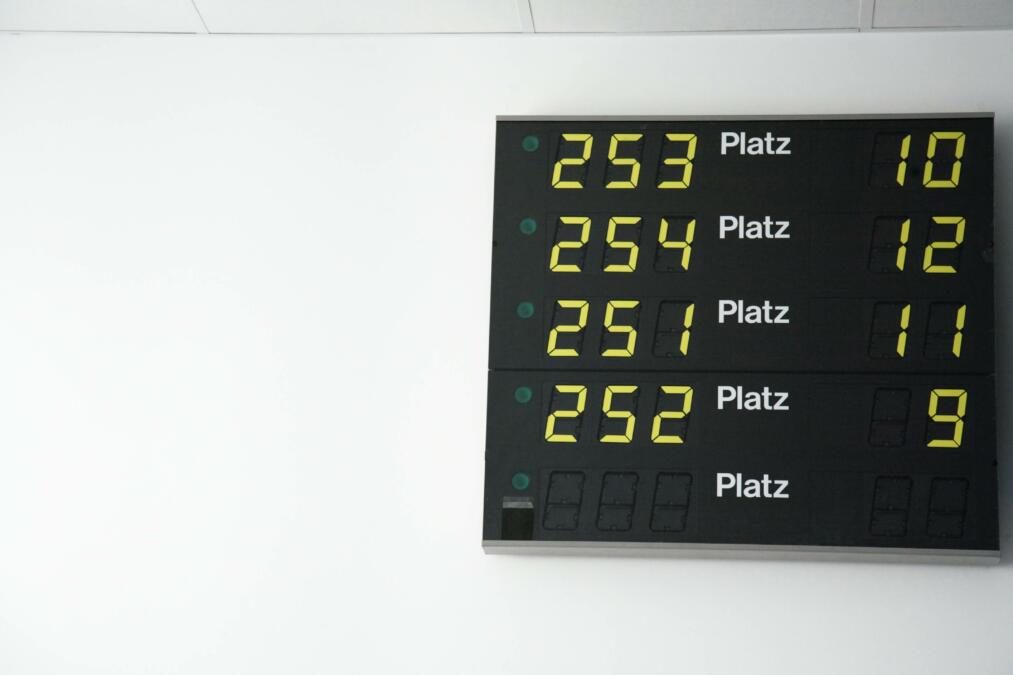 Nummer mit Zahlen im Warteraum eines Bürgeramtes