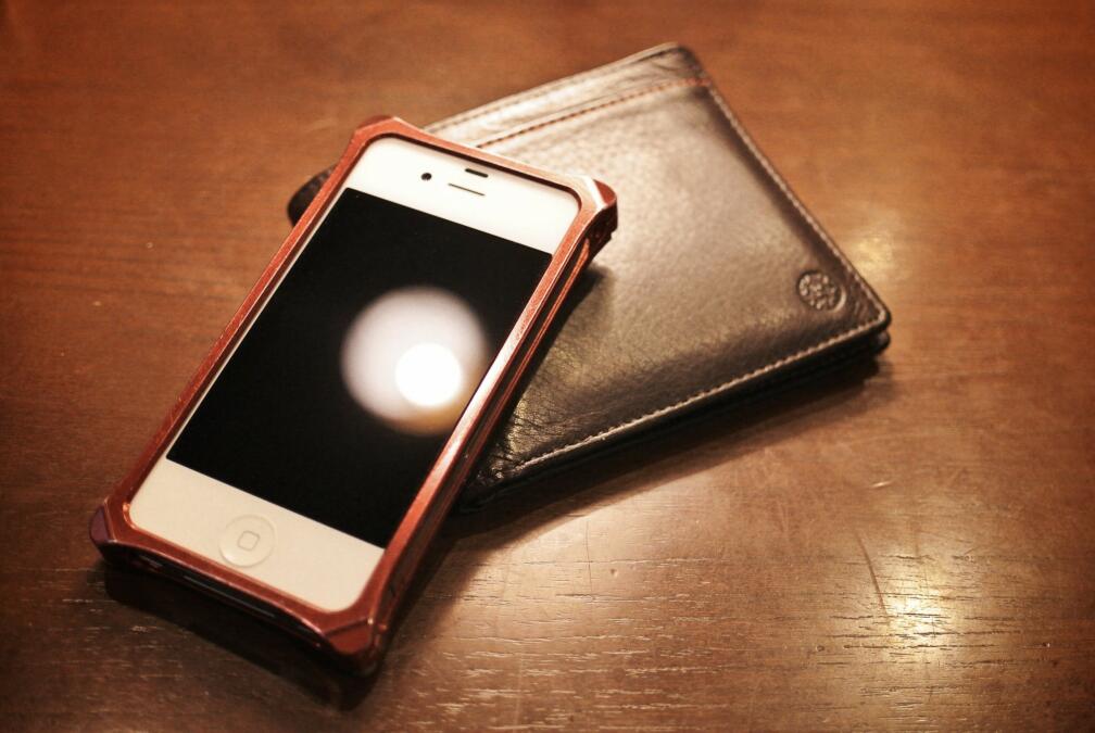 zwei Brieftaschen, eine analog, eine digital