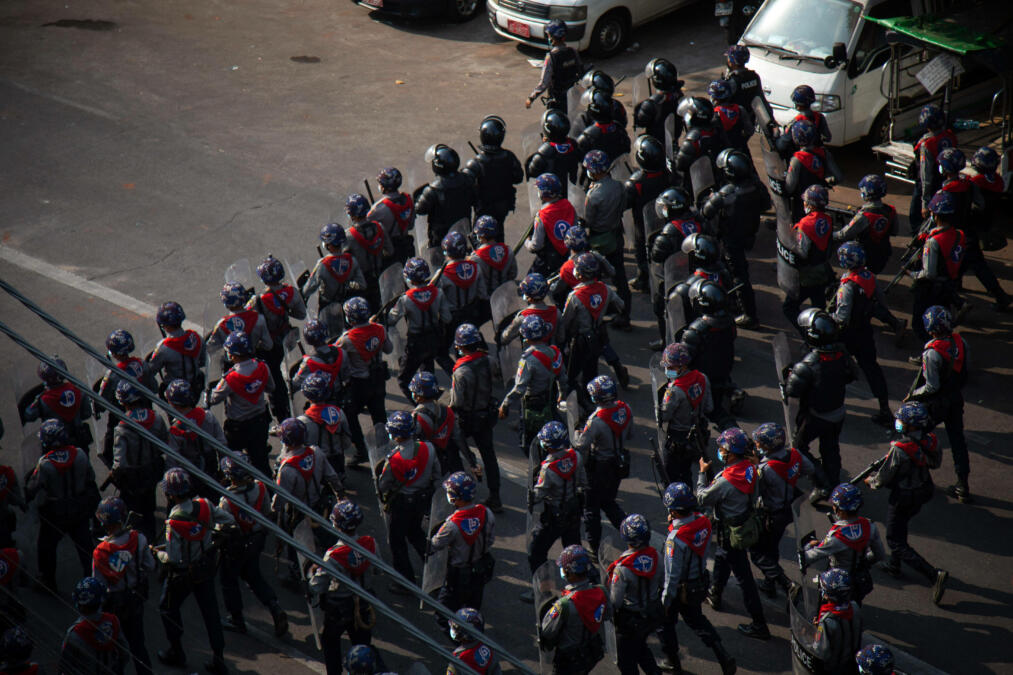 Mehrere Reihen an myanmarischen Sicherheitskräften