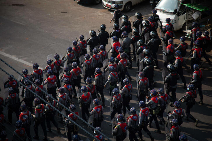 Mehrere Reihen an myanmarischen Sicherheitskräften