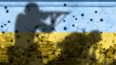 Schatten von Soldaten vor den Nationalfarben der Ukraine
