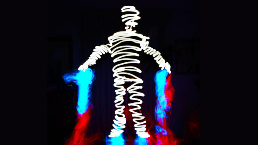 Der Körper eines Menschen ist vor schwarzem Hintergrund mit weißem Licht dargestellt.