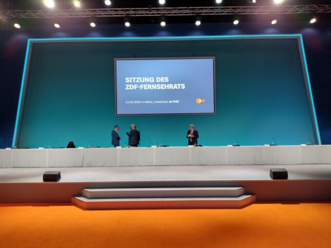 Bühne des Fernsehrats in der Halle 45 in Mainz