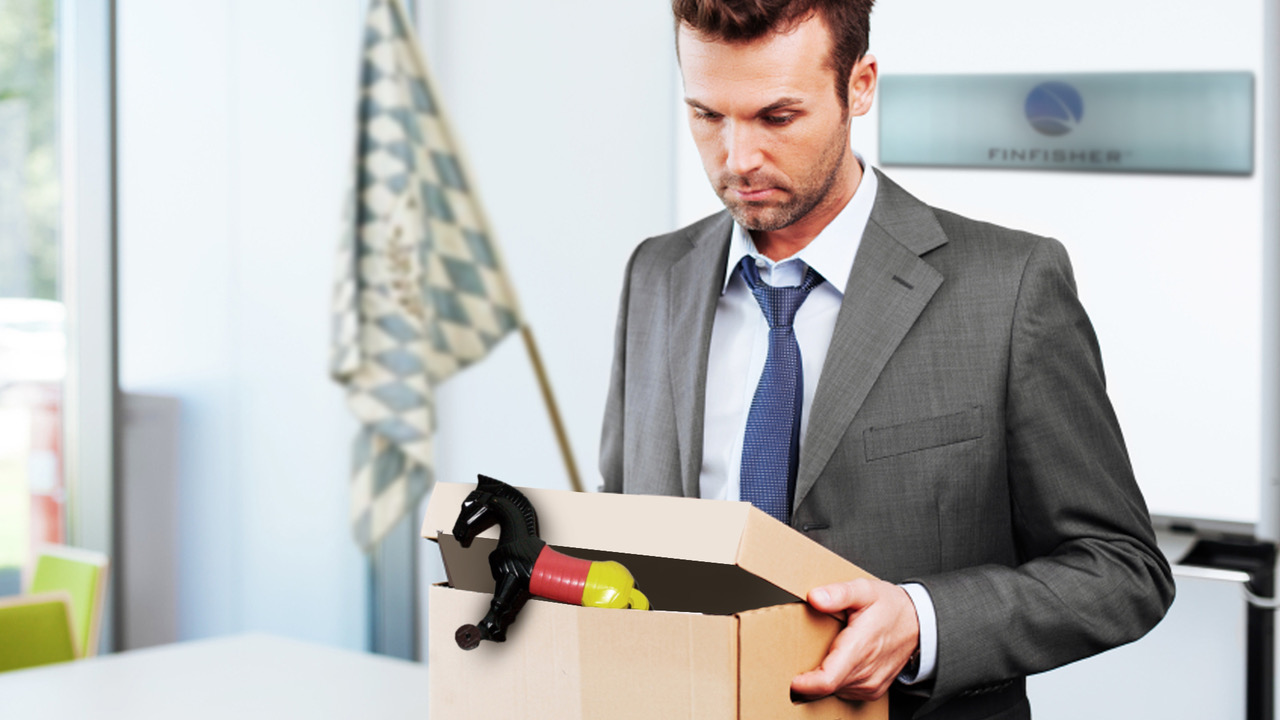 Gefeuerter Geschäftsmann verlässt sein Büro