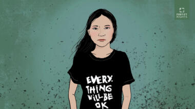 Die Zeichnung zeigt ein dunkelhaariges Mädchen vor grünem Hintergrund mit einem schwarzen T-Shirt und der Aufschrift "Everything will be ok".