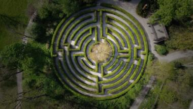 Ein grün bewachsenes Labyrinth aus der Vogelperspektive