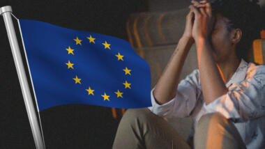 Eine EU-Flagge; eine Person, die gestresst ihre Hände vor der Stirn faltet.