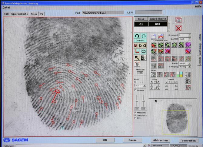 Das Bild zeigt einen Monitor auf dem ein Programm zum FIngerabdruck-Vergleich geöffnet ist.