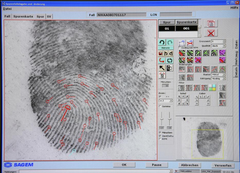 Das Bild zeigt einen Monitor auf dem ein Programm zum FIngerabdruck-Vergleich geöffnet ist.