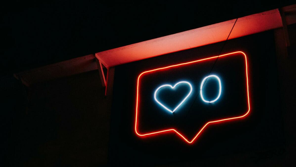 Eine Neon-Beleuchtung in Form eines Like-Herzchens