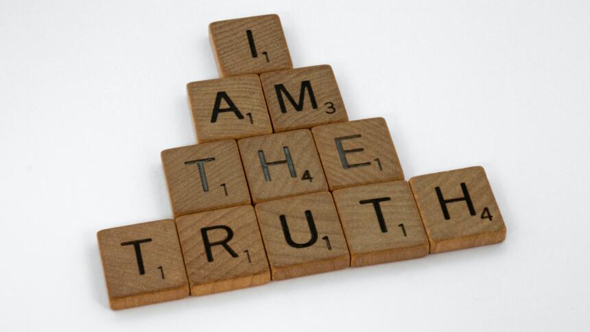 Scrabble mit Schrift "I am the truth"