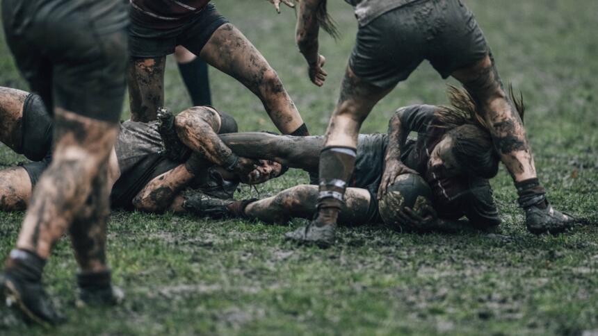 Frauen-Rugbyspiel im Schlamm