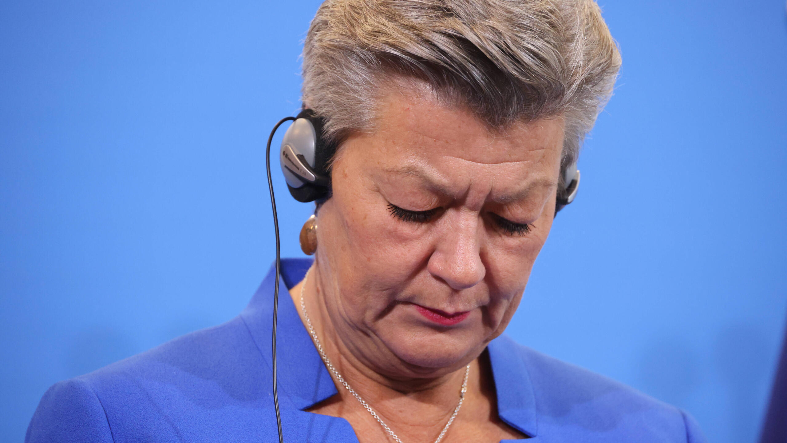 Ylva Johansson mit kopfhörer