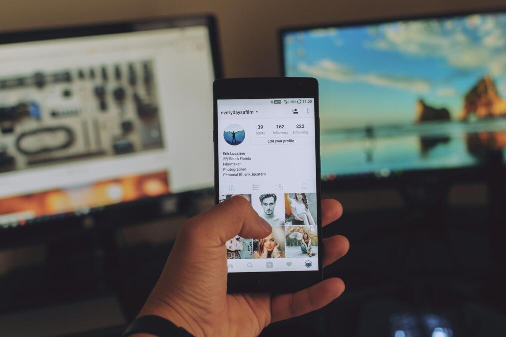 Eine Hand auf einem Handybildschirm mit geöffneter Instagram-App