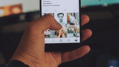 Eine Hand auf einem Handybildschirm mit geöffneter Instagram-App
