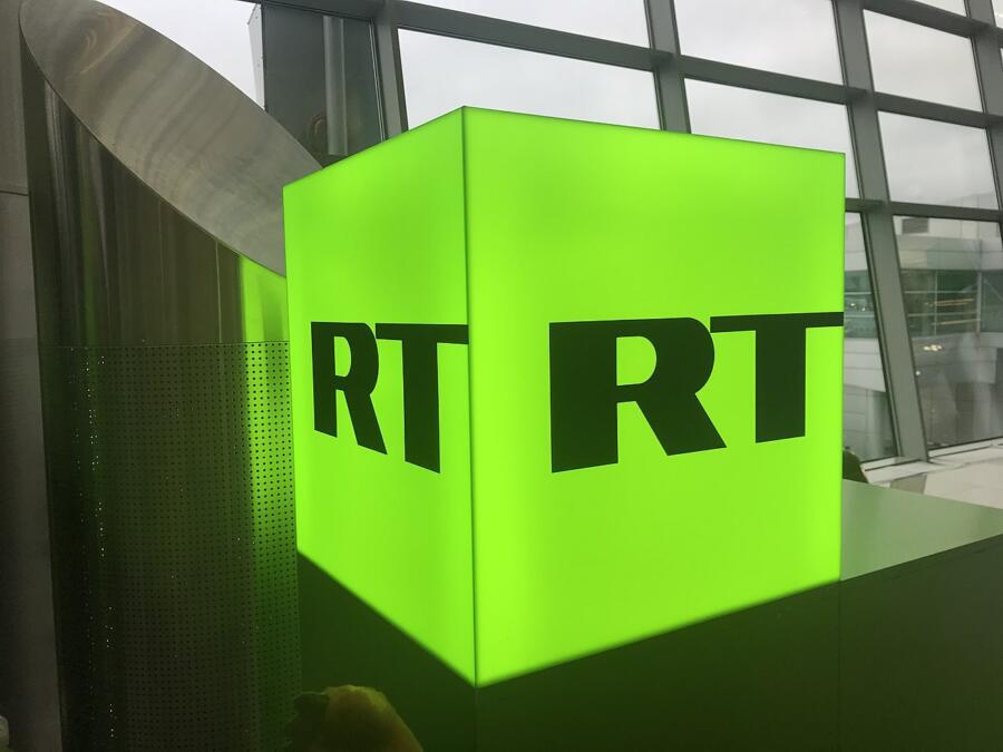 Logo von Russia Today auf einem Leuchtwürfel